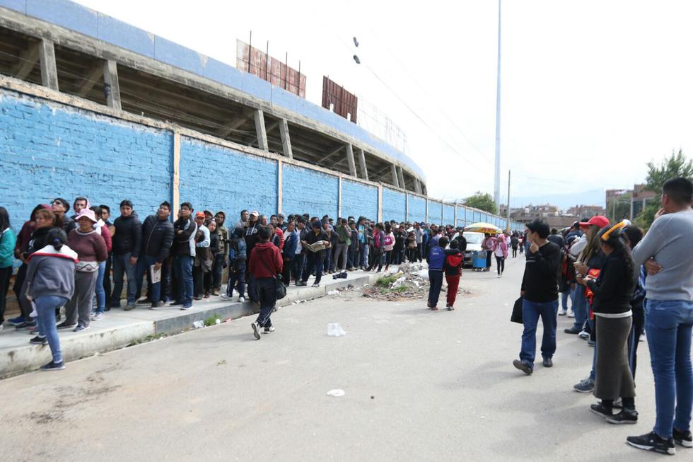 Sporting Cristal vs. Sport Huancayo: revendedores 'acamparon' para comprar entradas para la final. (Foto: Jhefryn Sedano/ Depor)