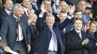 Te sacará una lágrima: la ovación de Old Trafford aAlex Ferguson en su vuelta a un campo de fútbol [VIDEO]