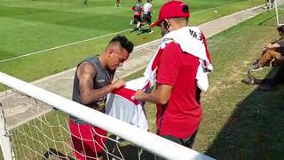 ¡Se dejan querer! Carrillo, Cueva y Aquino firmaron camisetas a hinchas de la Selección [VIDEO]