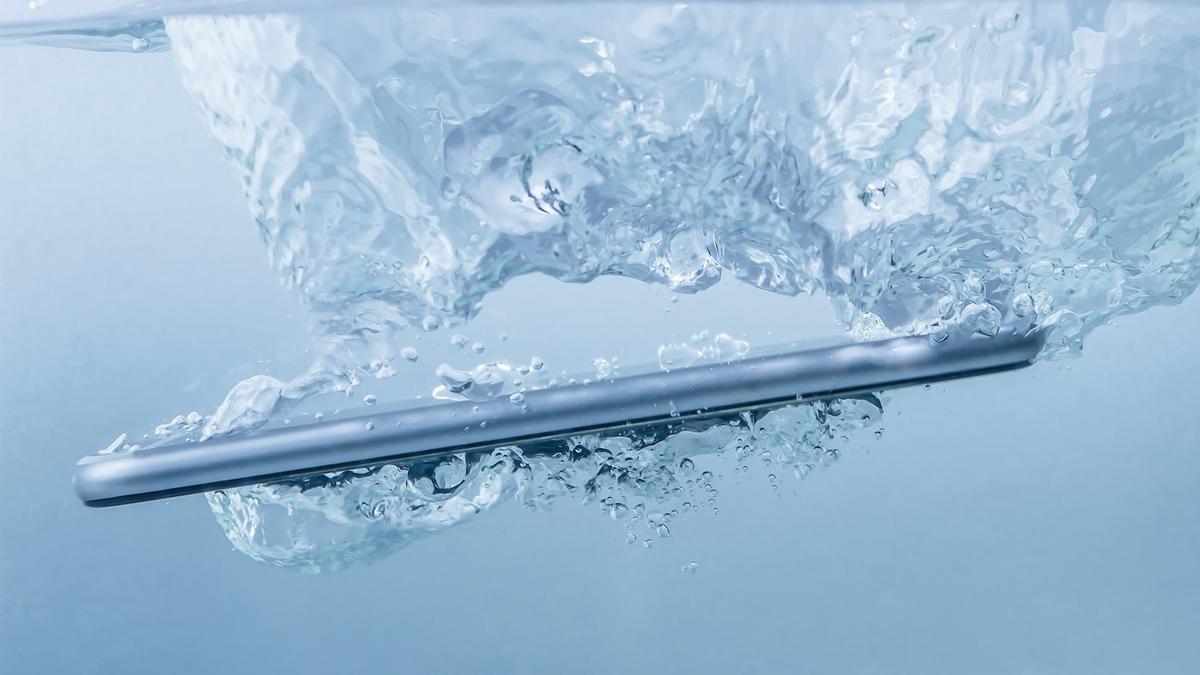 Cómo saber y comprobar si tu teléfono móvil es resistente al agua, según la  OCU - El Cronista