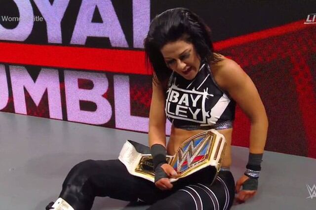Bayley derrotó a Lacey Evans y retuvo el título femenino de SmackDown. (Foto: WWE)