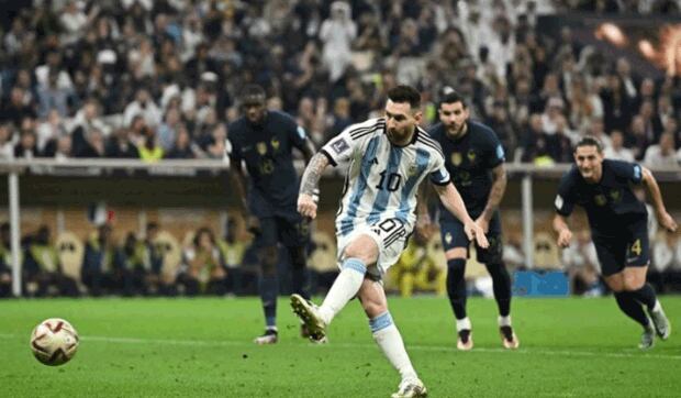 Argentina tuvo penales a favor ante Arabia, Polonia, Países Bajos, Croacia y Francia. (Reuters)