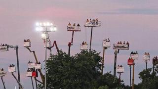 Una verdadera locura: aficionados alquilan 18 grúas para ver a su equipo en una carrera [VIDEO]