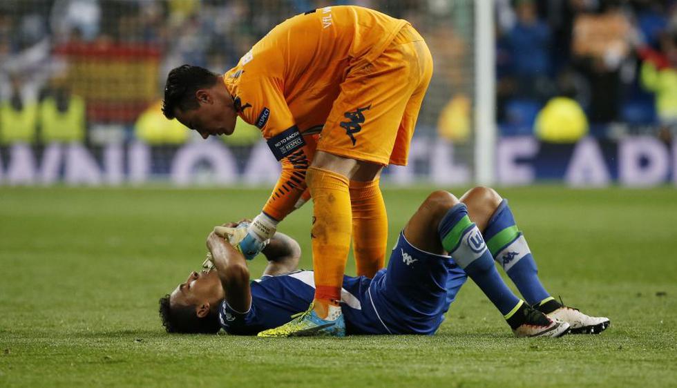 Diego Benaglio consuela a Luiz Gustavo tras el pitazo final. (Fotos: AP / Reuters)