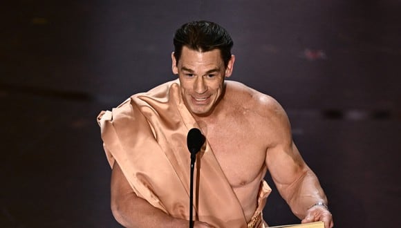John Cena con su vestido en los Oscars luego de haber aparecido "desnudo" (Foto: AFP)