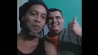 No pierde la sonrisa: Ronaldinho envió saludos a la familia de un prisionero desde su celda en Paraguay [VIDEO]