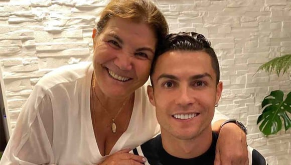 Cristiano Ronaldo se deja ver junto a su madre en su cuenta de Instagram. (Foto: Hola)