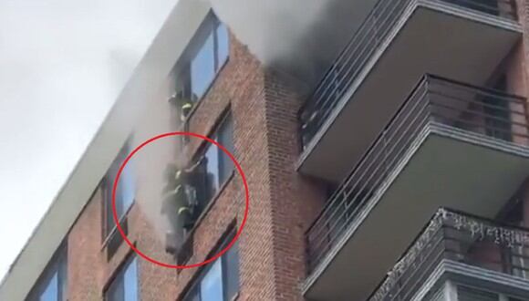 El bombero llegó rápidamente a la mujer y evitó que ella cayera desde el piso 16 de un edificio. (Foto: fdny / Instagram)