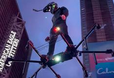 Hombre “vuela” en medio del Times Square de Nueva York encima de un dron gigante