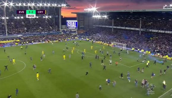 Los hinchas de Everton invaden la cancha para celebrar el gol que les saca del descenso. (Foto: ESPN)