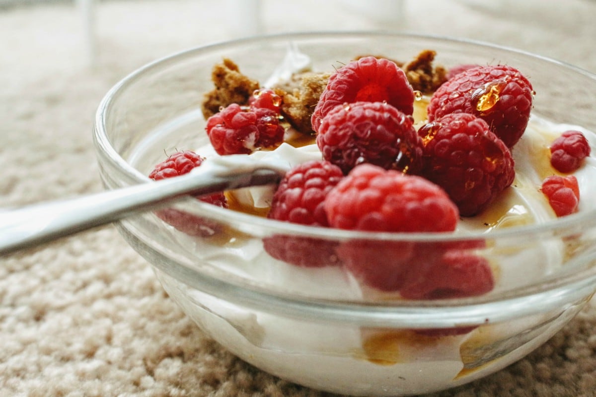 FOTO 1 DE 3 | Una opción tan dulce como saludable es el yogur natural. Puedes añadirle arándanos, fresas, un puñado de granola o una cucharada de avena. | Foto: Pexels (Desliza a la izquierda para ver más fotos)
