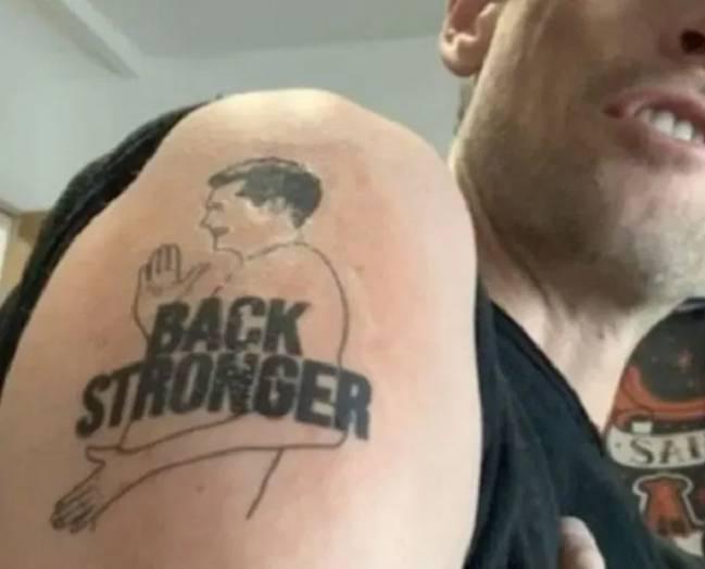 El falso tatuaje que se hizo Peter Crouch.