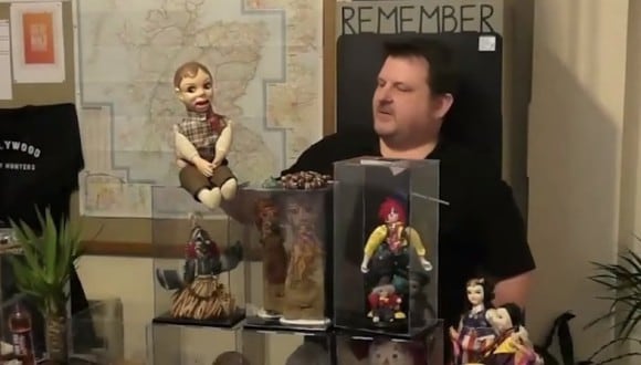 Este hombre asegura que tiene un muñeco de ventrílocuo embrujado que abre y cierra la boca voluntariamente. (Foto: Videlo / Captura de pantalla)