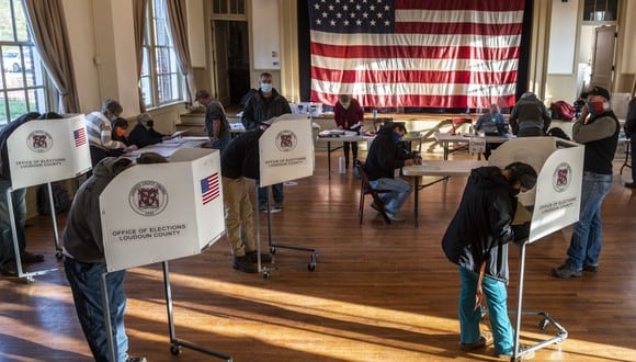 Los votantes sufragan en la antigua Stone School, utilizada como centro de votación, el día de las elecciones en Hillsboro, Virginia. (Foto de ANDREW CABALLERO-REYNOLDS / AFP).