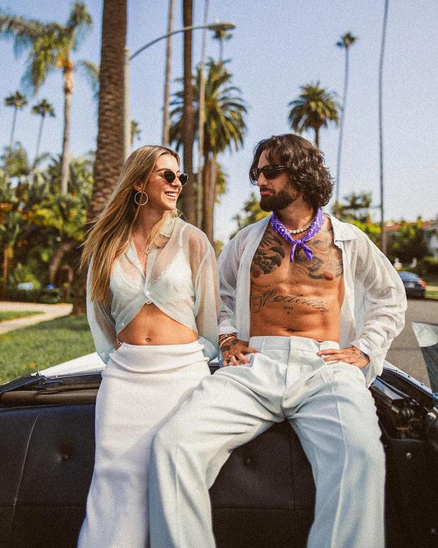 Maluma y su novia Susana Gómez vestidos de blanco (Foto: Maluma / Instagram)