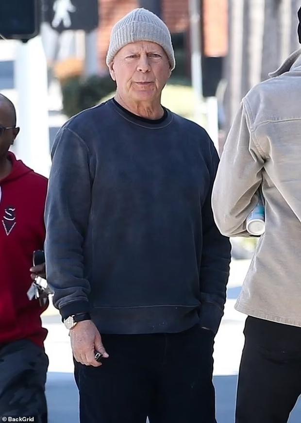 Bruce Willis fue fotografiado mientras paseaba por Santa Mónica (Foto: Daily Mail)