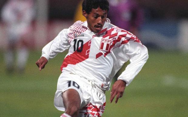 Roberto Palacios debutó con la Selección Peruana a finales de 1992, pero su primer gol lo gritó en el duelo contra Argentina, el 22 de agosto de 1993. (Foto: Agencias)