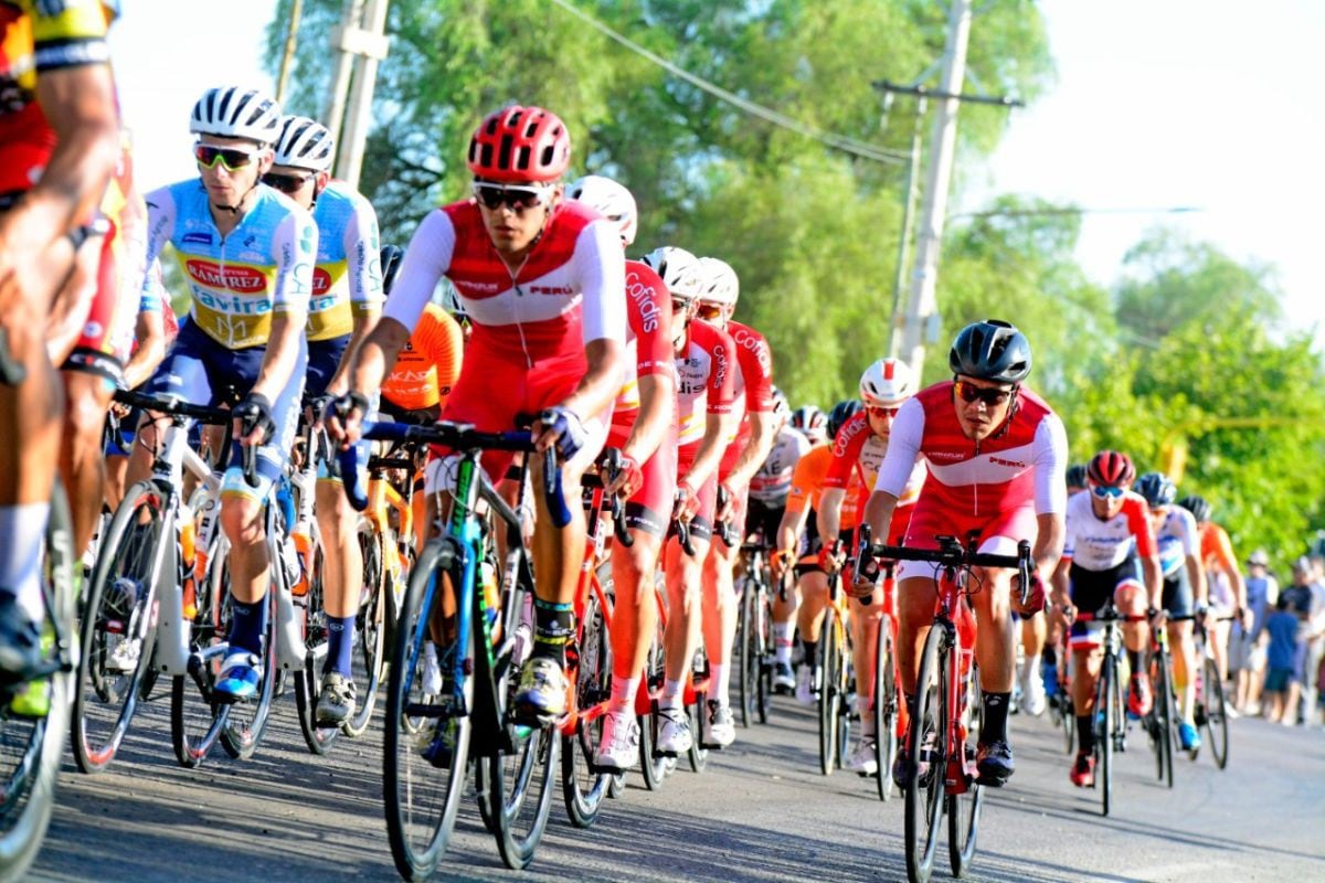 El equipo rojiblanco estuvo representado por Robinson Ruiz, Alain Quispe, Royner Navarro, Hugo Ruiz, César Garate y Andy Limaylla. (Foto: Federación Deportiva Peruana de Ciclismo)