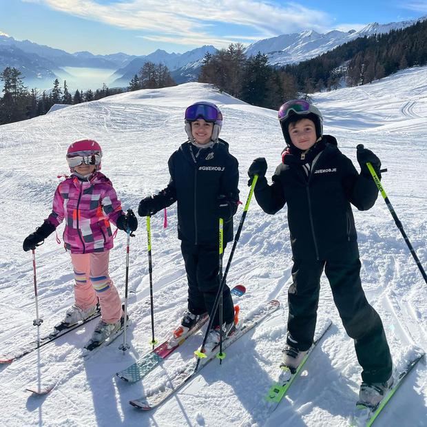 Durante su visita a los Alpes, los más pequeños practicaron esquí (Foto: Antonela Rocuzzo / Instagram)