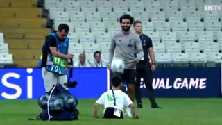 Mohamed Salah vivió tierno momento al pelotear con niño sin piernas