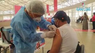 Hugo “El Cholo” Sotil recibió la primera dosis de la vacuna contra el coronavirus en la VIDENA