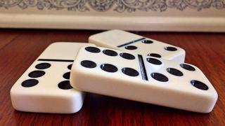 Fanáticos del dominó crean una mesa que ha causado revuelo en las redes