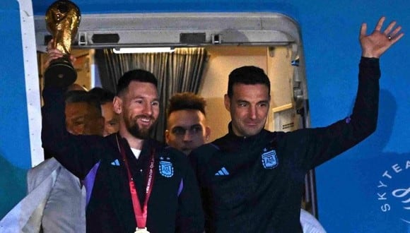 Lionel Messi y Lionel Scaloni llegando a Argentina con la Copa del Mundo. (Foto: EFE)