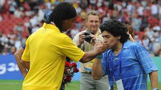 Lo quiere en La Plata: Maradona sueña con dirigir a Ronaldinho en Gimnasia