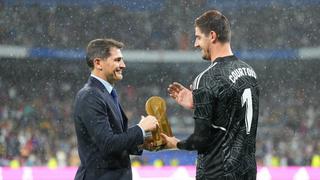 Se lo entregó Casillas: Courtois y el emotivo momento con el Trofeo Lev Yashin en el Bernabéu