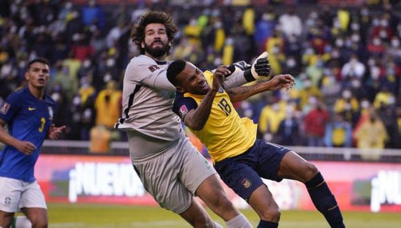 Alisson Becker se salvó de ser expulsado en dos ocasiones en el Ecuador vs. Brasil. (Foto: AFP)