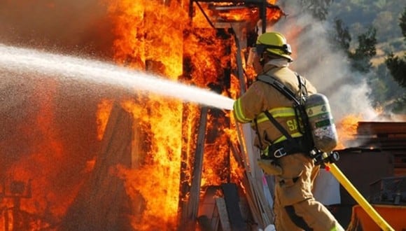 Los bomberos podría ser sancionados por la polémica fotografía que se tomaron. | Foto: Referencial