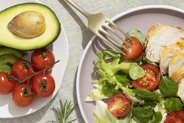 Consume grasas naturales, verduras y proteína para estar saludables durante la dieta keto. (Foto: Freepik).