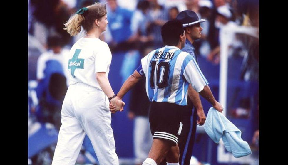 Maradona sale del campo acompañado de una enfermera. Dio positivo y fue suspendido de USA 94. (Getty)