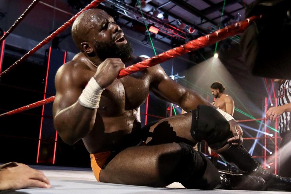 Crews se lesionó durante su combate contra Andrade. (Foto: WWE)