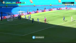 Es fútbol, no vóley: insólito autogol del portero de Eslovaquia para el 1-0 de España [VIDEO]