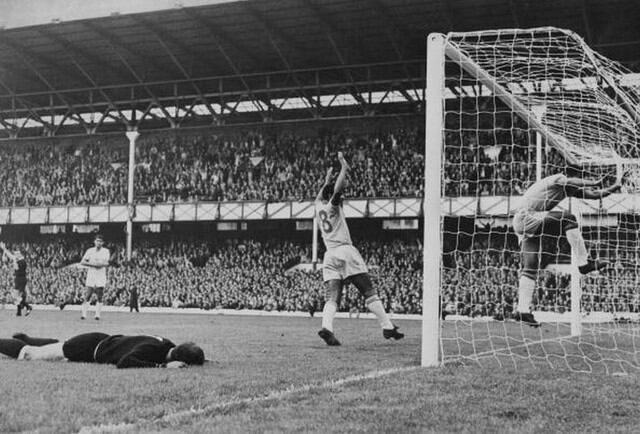 Garrincha | Un borracho con todas las letras, que tuvo más de 20 hijos y que falleció en 1983 víctima de una cirrosis.  (Getty)