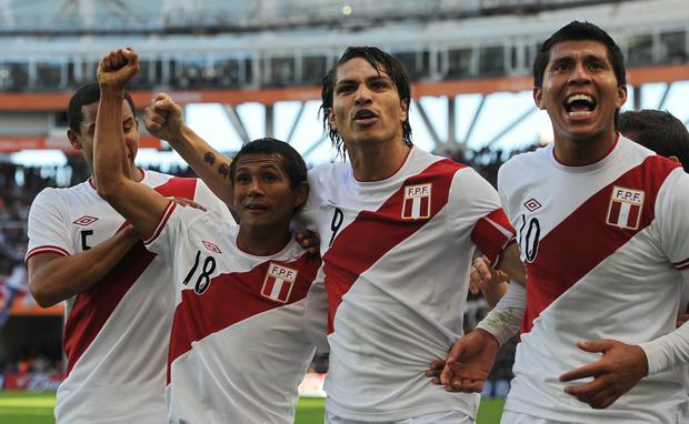Willian Chiroque y Paolo Guerrero fue la dupla de ataque de Perú ante Venezuela en la Copa América 2011. (Foto: AFP)