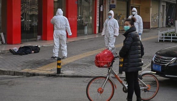 Una persona fallecida yacía en una calle de Wuhan, el epicentro del coronavirus. (AFP).