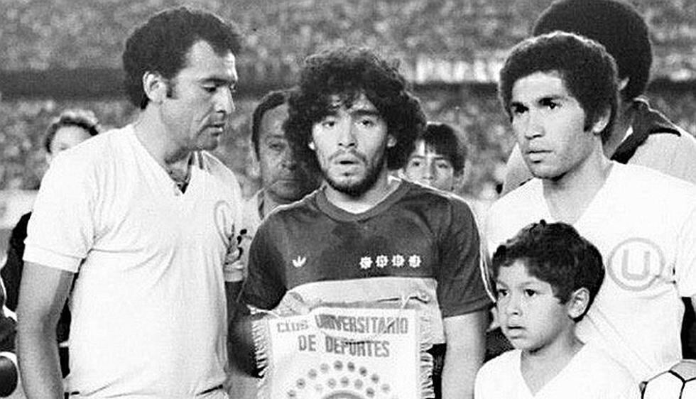 Diego Maradona incluso posó con el escudo de Universitario de Deportes en 1981 (Difusión).