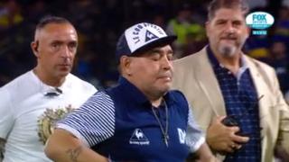 ¿Indirecta a River? Diego Maradona hizo el gesto de la ‘gallina’ cuando se iba a vestuarios tras el Boca-Gimnasia [VIDEO]