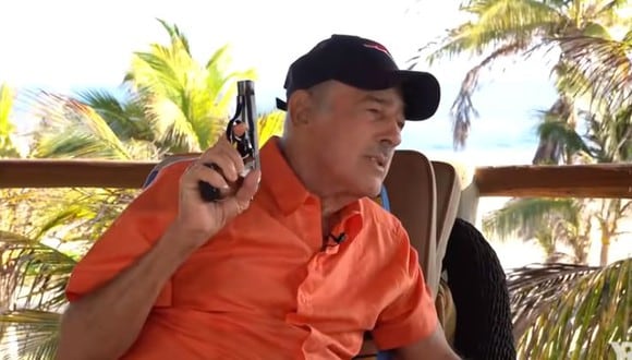 Andrés García no dudó en disparar una ametralladora en medio de una entrevista (Foto: Captura de YouTube)