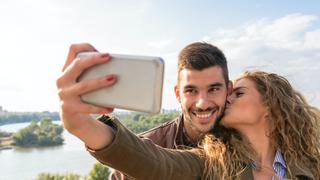 Hombre se tomó un selfie junto a su esposa y segundos después reveló su oscuro secreto
