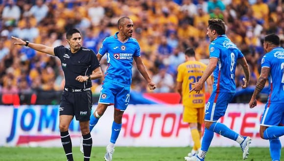 Cruz Azul derrotó por 3-2 a Tigres en su estreno en el Apertura 2022 de la Liga MX. (Foto: EFE)