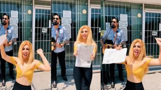 Mujer celebró su divorcio a todo dar con música en vivo afuera del registro civil de Torreón