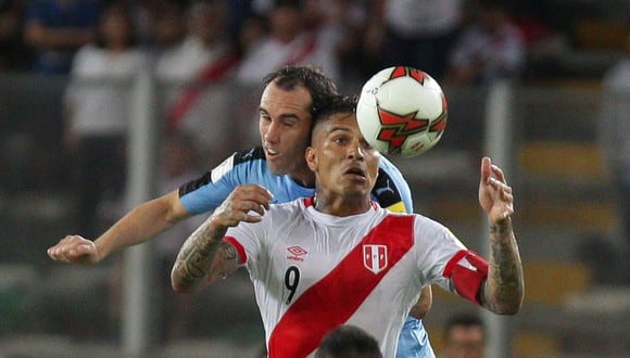 Diego Godín (i) de Uruguay ante Paolo Guerrero (d) de Perú en el partido por las eliminatorias hacia el mundial de Rusia 2018. (Foto: EFE)