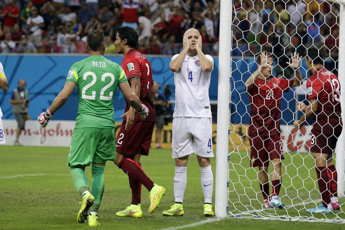 Bradley lamenta el gol que Ricardo Costa le sacó en la línea. Fue pieza fundamental para que Estados Unidos acaricie los cuartos de final. (Foto: AP)
