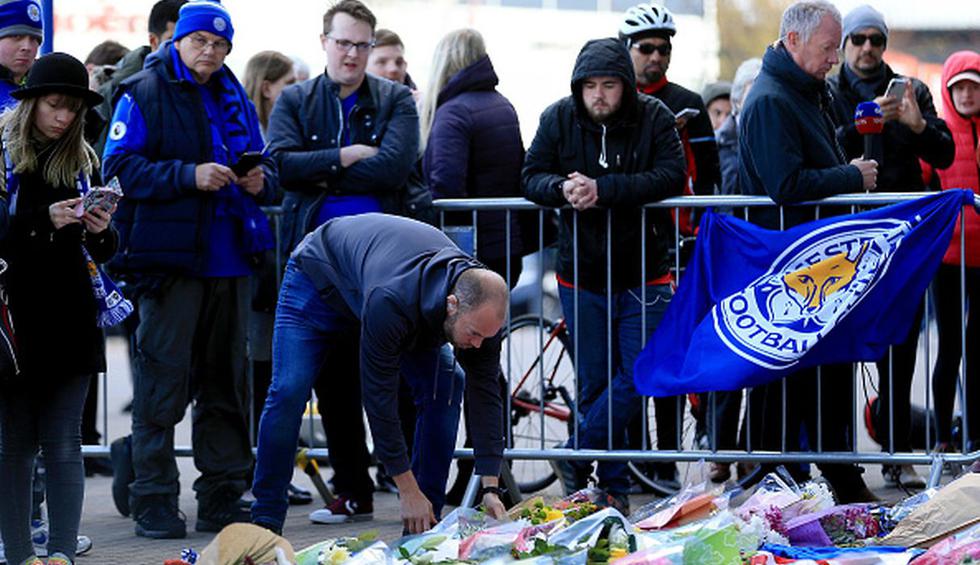 Hinchas del Leicester dejan flores, velas y mensajes de aliento tras accidente. (Foto: Getty Images)