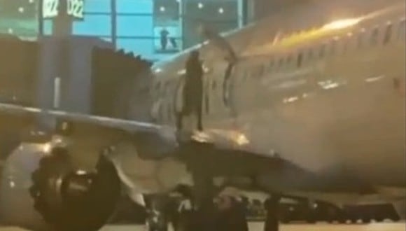 Sujeto abrió la puerta de emergencia de avión y salió al ala: video se volvió viral. (Foto: @aviationbrk / Twitter)