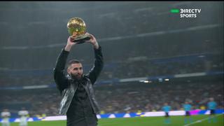Reconocimiento al mejor del mundo: Benzema presentó su Balón de Oro en el Santiago Bernabéu