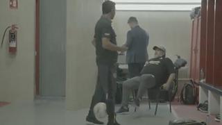 ¡No te vayas nunca! El lujo de Maradona con túnel incluido mientras descansaba sobre una silla [VIDEO]